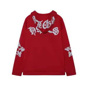 Detailansicht des roten Hoodies mit auffälligem gotischem Buchstabenprint und Ärmelmustern.