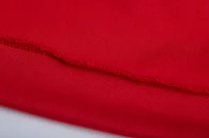 Detaillierte Nahaufnahme von Stoff und Naht eines roten Damenhoodies mit feiner Stricktextur.