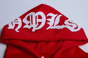Roter Damen Streetwear Kapuzenpullover, Detailansicht der Kapuze mit Gothic-Druck, modisch.