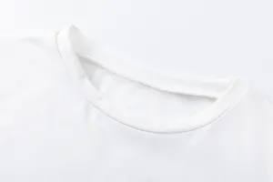 Λεπτομέρεια μονόχρωμου t-shirt μακρυμάνικου με στρογγυλή λαιμόκοψη για καθημερινή χρήση.