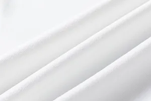 Λεπτομέρεια υφάσματος γυναικείου μονόχρωμου λευκού μακρυμάνικου τοπ, πολύ απαλή υφή