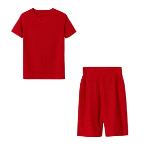 Dettagli del set sportivo da yoga rosso con t-shirt a maniche corte e pantaloncini.