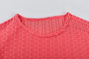 Primo piano dettaglio top yoga sportivo donna collo tondo manica corta in tessuto corallo.