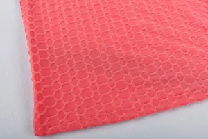 Primo piano del dettaglio del tessuto sportivo rosa con trama a nido d'ape elasticizzato.