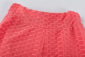 Primo piano dettagliato della cintura di pantaloncini da yoga con tessuto a bolle.