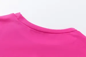 Λεπτομερές κοντινό πλάνο ροζ γιακά t-shirt με στρογγυλή λαιμόκοψη και λεπτή υφή υφάσματος.