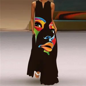 Vue détaillée de la robe longue élégante sans manches avec impression de visage abstrait.