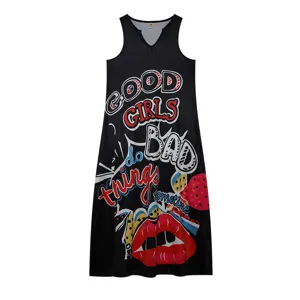 Robe longue noire sans manches col V avec imprimé graffiti tendance et motif lèvres.