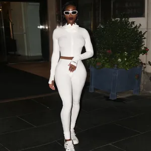 Λευκό ριμπ crop top και κολάν, στιλάτη φόρμα με φερμουάρ και μακρύ μανίκι για γυναίκες.