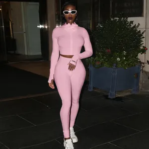 Ροζ ριμπ crop top και αθλητικό κολάν σετ λεπτομερής άποψη, μοντέρνο υπαίθριο στυλ δρόμου.