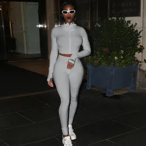 Γκρι ριμπ crop top μακρυμάνικο και κολάν σετ, μοντέρνο κομψό αθλητικό στενό σύνολο.