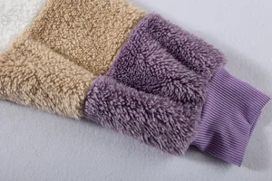 Λεπτομέρεια από χρωματιστό μανίκι fleece με ριμπ μανσέτα για γυναικείο casual μπουφάν.