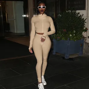 Λεπτομερής όψη του γυναικείου ριμπ crop top με ψηλό λαιμό και ασορτί σετ κολάν για γυναίκες.