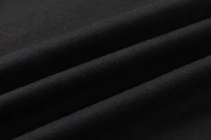Λεπτομερές κοντινό πλάνο από απαλό μαύρο πλεκτό ύφασμα με υφή και φυσικές πτυχές.