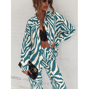 Ensemble de deux pieces chemise a manches longues et pantalon imprime streetwear.