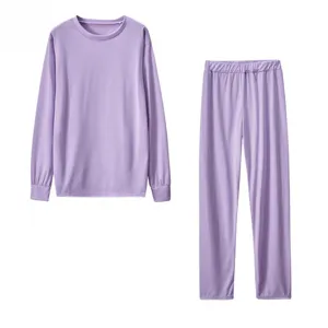 Dettagli del top a maniche lunghe e pantaloni viola, tessuto morbido per comfort.