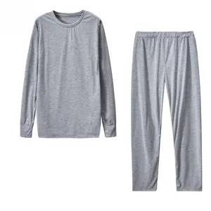Vista di dettaglio del set grigio tinta unita con top a maniche lunghe e pantaloni lunghi.