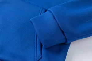 Gros plan détaillé des poignets et de la poche du sweat à capuche en polaire bleu roi.