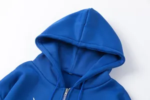 Gros plan détaillé du sweat à capuche bleu en polaire avec capuche confortable et fermeture éclair.