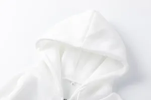 Détail de gros plan de sweat à capuche blanc avec capuche col et étiquette de taille S unisexe.