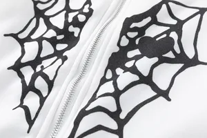 Sweat à capuche blanc avec imprimé graphique toile d'araignée noire et cœur pour la saison.