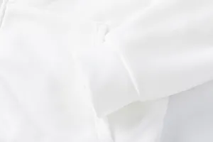 Vue détail de veste à capuche en molleton thermique blanc, vêtement confortable avec poignets.