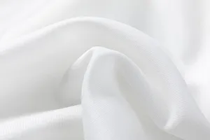 Gros plan sur le détail du tissu polaire blanc, matière de vêtement chaude et douce.