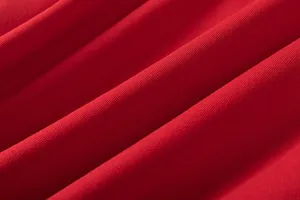 Vue rapprochée de la texture du tissu rouge, montrant de fins détails et des plis.