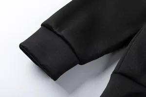 Vue détaillée du poignet de sweat à capuche noir, tissu côtelé doux, vêtement d'hiver.