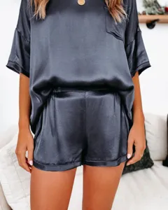 Comfortabele donkergrijze satijnen pyjamaset met korte mouwen voor dames, ideaal thuis.