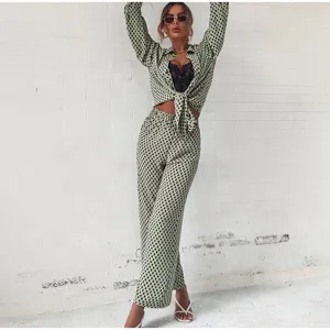Ensemble deux pieces motif losange vert chemise nouee manches longues et pantalon