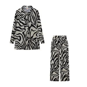 Ensemble chemise à manches longues et pantalon à imprimé abstrait style streetwear.
