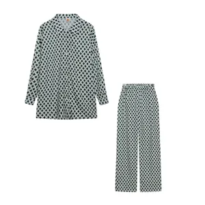 Ensemble chic chemise à manches longues et pantalon imprimé géométrique mode streetwear.