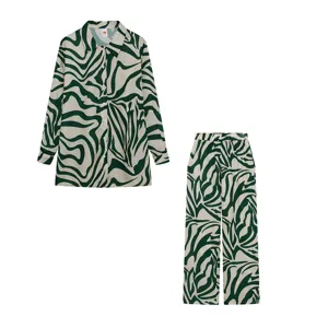 Ensemble deux pièces chemise à manches longues et pantalon imprimé vague vert blanc.