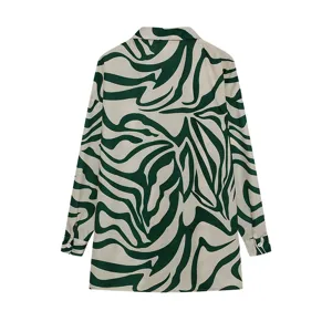 Chemise a manches longues imprime vague abstraite vert et beige avec col a revers.