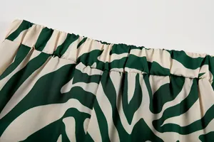 Pantalon imprimé abstrait vert et crème détail ceinture élastique vue en gros plan