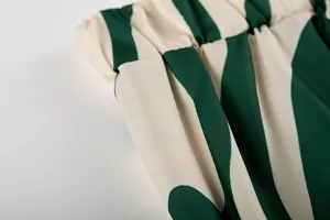 Vue en gros plan de tissu imprimé vert abstrait avec taille élastique pour femmes