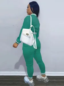 Vista dettagliata del set tuta verde da donna giacca e pantaloni per abbigliamento sportivo autunnale.