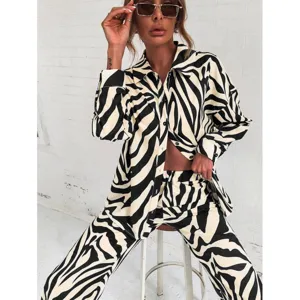 Ensemble deux pieces imprime zebre femme chemise manches longues et pantalon chic.