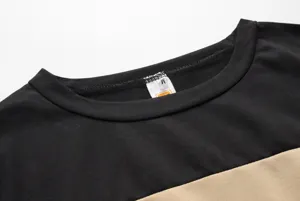 Zwarte en beige color-block ronde hals lange mouw sweatshirt kraag detail close-up.