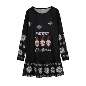 Weihnachten Langarmkleid Detailansicht mit schwarzem Zwerg und Schneeflocken festlichem Druck.