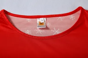 Weihnachten Schneeflocken Druck Kleid Detail, roter Kragen Nahaufnahme mit S Etikett weicher Stoff.