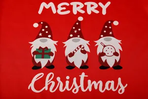 Weihnachtswichtel Print roter Stoff Detail, festliches saisonales Design für Kleidung.