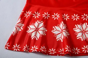 Weihnachten Schneeflocke Druck Kleid Stoff Detail Nahaufnahme fuer Herbst Winter Modekleidung.
