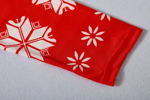 Rotes Langarm-Kleidungsdetail mit weißem Schneeflocken-Stoffdruck, eleganter Winterstil.