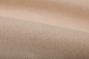 Detailopname van de fijne textuur en structuur van de zachte kakikleurige katoen-linnen stof.