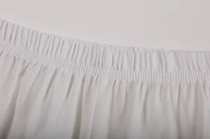 Wit elastisch taillebanddetail van casual katoen linnen broek, heldere close-upweergave hier.