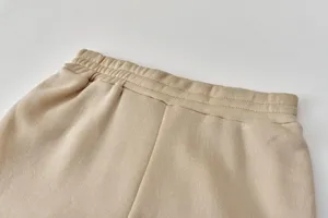 Λεπτομερής λήψη της ζώνης casual παντελονιού σε συμπαγή χρωματισμό με ελαστικό κορδόνι.