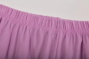 Detailopname van de elastische tailleband van de casual katoen en linnen broek voor dames.