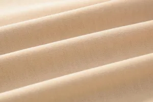 Detailopname van de zachte kaki sweatshirt stof met fijne textuur en natuurlijke plooien.